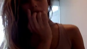 Nuori tyttö masturboi äitinsä toimistossa kameran edessä