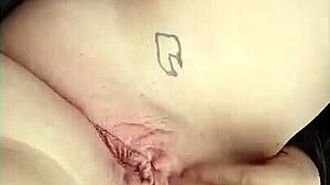 Tetovirana lepotica v usnjeni krilu ima intenziven orgazem v javnosti