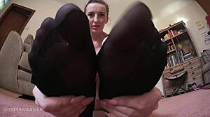 Video HD Sophia Smith dengan fetish kaki dalam stoking