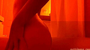 Amatérská přítelkyně s malými prsy si užívá senzuální koupel a masturbaci