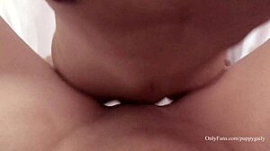 A vagina pelada de uma adolescente tailandesa é fodida em 60fps