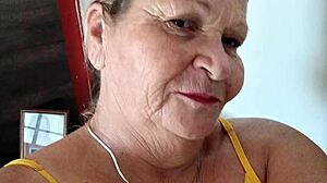60 세의 섹시한 할머니 Ana가 페이스북에 있습니다!