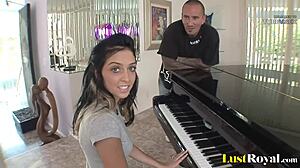 החזה הקטן של סטפני קיין קופץ כשהיא משחקת בפסנתר