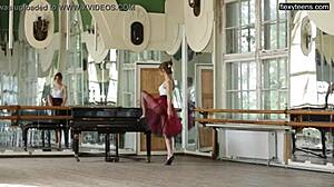 A ginasta amadora Alla Zadranaya mostra sua flexibilidade nua