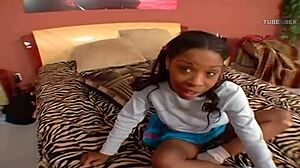 Afrykańska nastolatka Skylar Dupree rozciąga swoją dupę