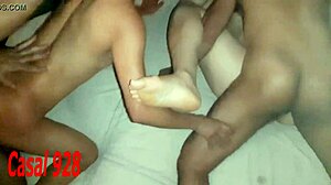 Bir grup azgın eş değiştiren çift penetrasyon ve anal seksle vahşi bir parti veriyor