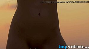 משחק סולו חושני של פטמות מגולחות של סרינה ג'ס באוויר הפתוח