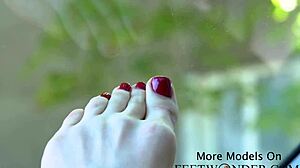 Picioare și degete frumoase într-un video de fetiș al picioarelor cu o întorsătură