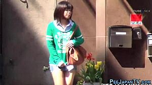 Fata asiatică se umezește și devine sălbatică pe stradă