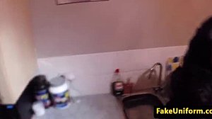 Une MILF britannique fait une pipe et chevauche en lingerie pendant une vidéo POV