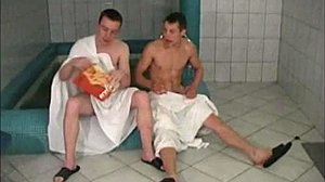 Velká prsa ruské milf se rozpalují a zatěžují v sauně