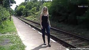متعة فيديو القدم على السكة الحديد