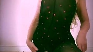 फ्लेक्सी सोलो वीडियो में शानदार गांड और खूबसूरत चूत के होंठ खिंचे जाते हैं