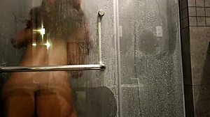 Amatérsky pár si užíva hardcore análny a orálny sex v kúpeľni