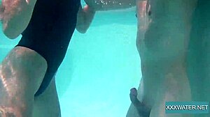 נערה אירופאית מרסי מקבלת את פניה נזדיינות מתחת למים
