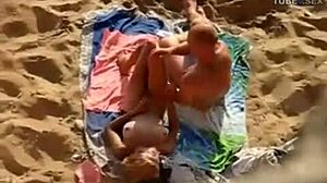 Σεξ χωρίς προφυλακτικό με ζευγάρι με μεγάλα πέους στην παραλία