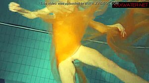 Amatør tenåring Nastya viser frem sin sexy kropp i bassenget