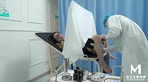 大きなお尻と巨乳:病院でのアジアの婦人科検査