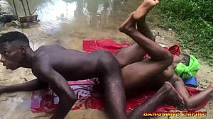 アフリカのアマチュアが村のメイドとセックスしているところを森で発見!