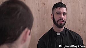 Adolescente gay caliente es azotado y follado por el sacerdote