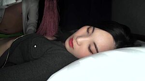 Fata coreeană suge un penis mare pe webcam