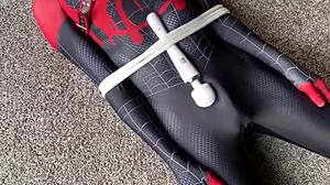 Spiderman dostaje zmysłowy masaż gejowski i ostro się kończy