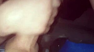 Garota adolescente faz um boquete ao namorado e engole sua porra