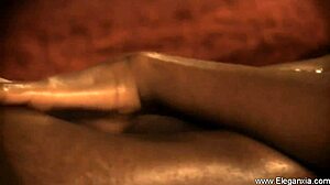 Брюнетка-индийская красотка дразнит и соблазняет своим голым телом