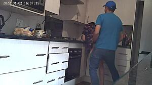 Camera ascunsă surprinde comportamentul neascultător al cuplurilor în bucătărie