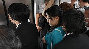 Zralá žena Kaji Shinai si nechává lízat kundičku na veřejnosti