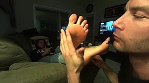 أقدام جوين الجذابة هي محور هذا الفيديو الذي يعبد الأقدام ويمتص أصابعها