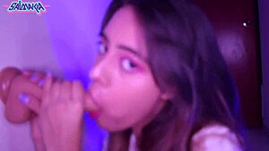 Adolescente latina amatoriale si masturba e gode della gola profonda con un grosso giocattolo