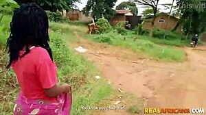 POV видео на една възбудена африканска чистачка с голяма задница и естествени гърди