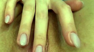 נערה חובבנית מפנקת את עצמה בצילום קרוב עם האצבעות