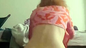 Tonårsflicka retar med liten dildo i hemmagjord video