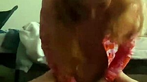 होममेड वीडियो में टीन लड़की छोटे डिलडो के साथ छेड़खानी करती है