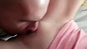 Amateur-Teenagerin bekommt ihren Arsch und ihre Muschi gelutscht und in der Öffentlichkeit geschluckt