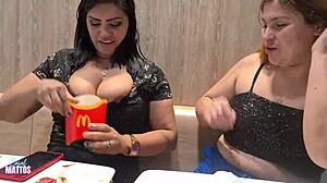 Casal amador desfruta de uma rápida refeição em um restaurante de fast food