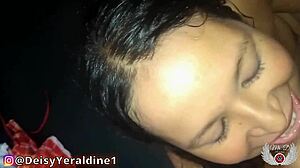 Istri Amerika mendapatkan cumshot di wajahnya setelah memberikan blowjob dan fingering