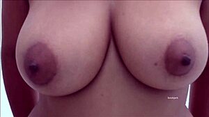 सेक्सी लैटिना बेब जेसेना अपने हिलते हुए स्तनों को दिखाती है
