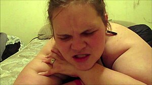 Echte hardcore seks met een wit meisje dat van grote zwarte penissen en close-ups houdt