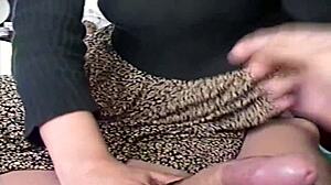 Az érett latin mostohaanya elrejtett kamerás videóban szop egy nagy farkat