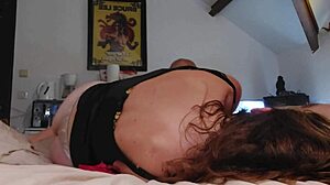 Blonde Amateurin bekommt ihre Muschi in einem sexy Lesbenvideo geleckt und geleckt