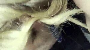 Amatorska blondynka dostaje pełne usta spermy
