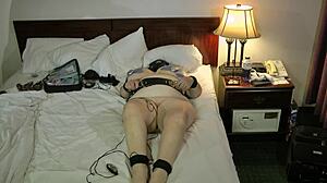 Nonne amatoriali giocano con il BDSM elettro con bondage e tette