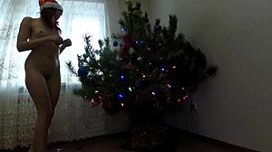 Ζευγάρι ερασιτεχνών παίρνει αναλ και μουνί γαμημένο στο χριστουγεννιάτικο δέντρο πορνό βίντεο