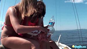 Анастасија преузима контролу над јахтом пуном руских лезбејки