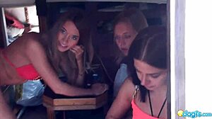 Anastasiya tar rodret på en yacht fylld med ryska lesbiska