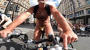 Vélo nue se fait exposer et humilier en public