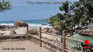 La morena brasileña Holly Bombom se pone traviesa en una playa desnuda